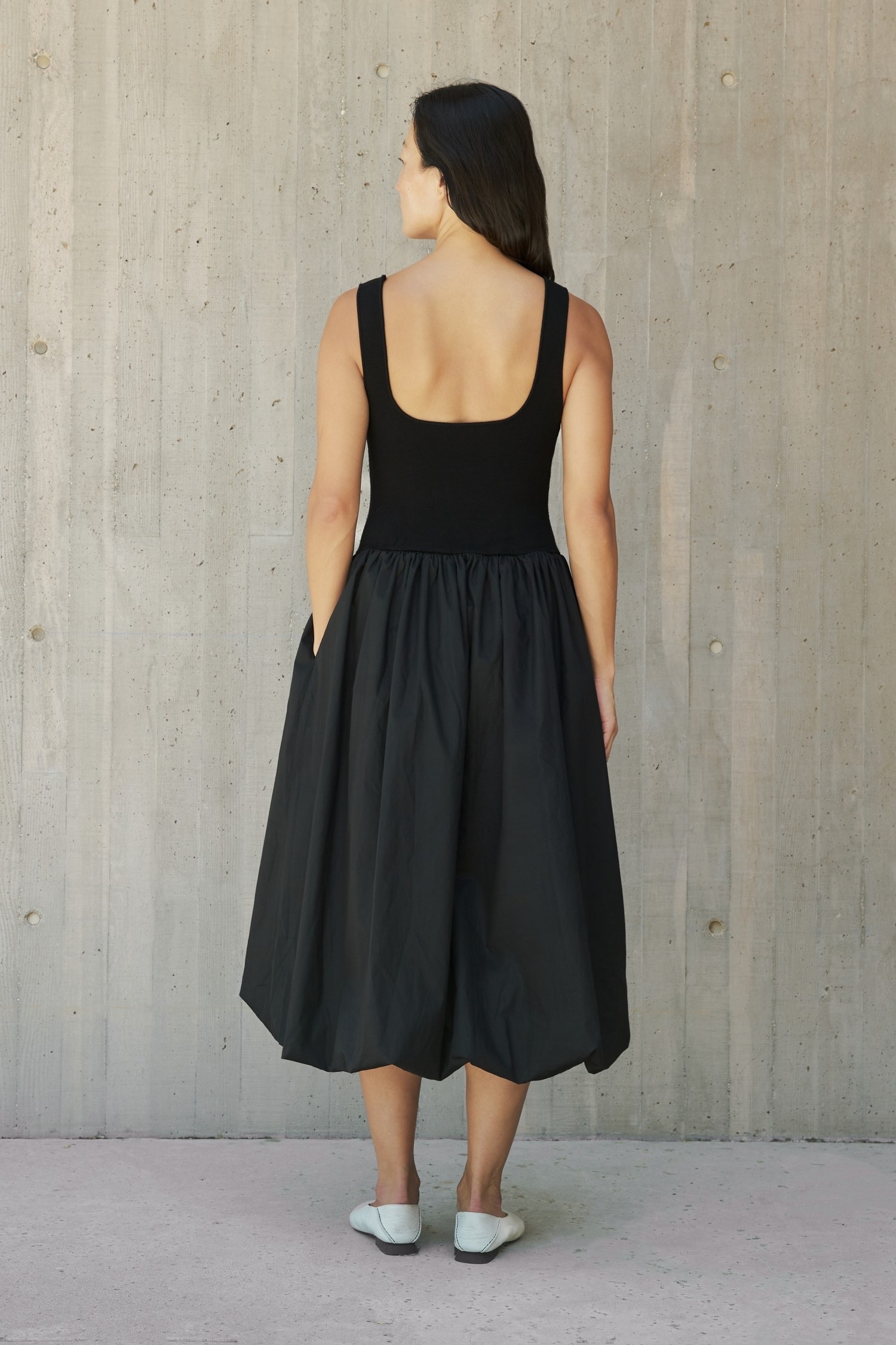 DM1571.-BLACK