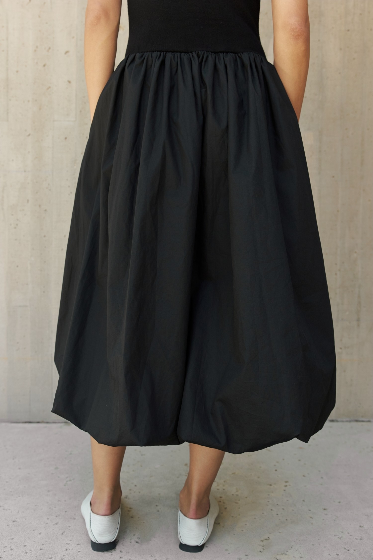 DM1571.-BLACK